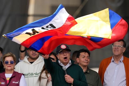 Gustavo Petro ondea la bandera del M-19 y la de Colombia, el 1 de mayo, en Bogotá.