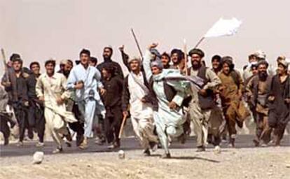 Refugiados afganos protalibán corren hacia miembros de la prensa internacional en el pueblo de Yarro, a 40 kilómetros de la ciudad paquistaní de Quetta.