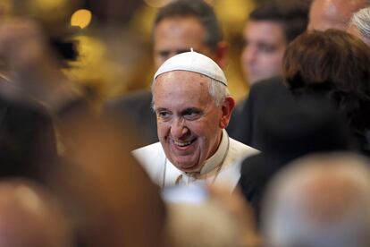 El papa Francisco después de una audiencia con atletas italianos en la Basílica de San Pedro en el Vaticano.