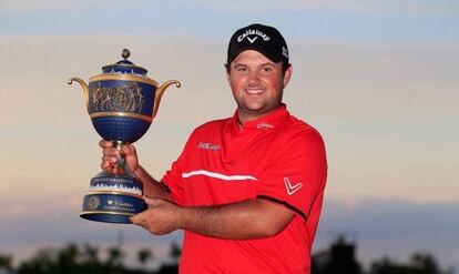 Patrick Reed, con el trofeo en Doral.