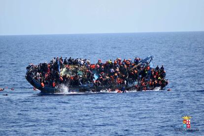 Un barco con migrantes a bordo se hunde este miércoles antes de una operación de rescate frente a las costas de Libia.