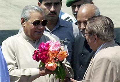 Vajpayee, a su llegada al aeropuerto de Srinagar.