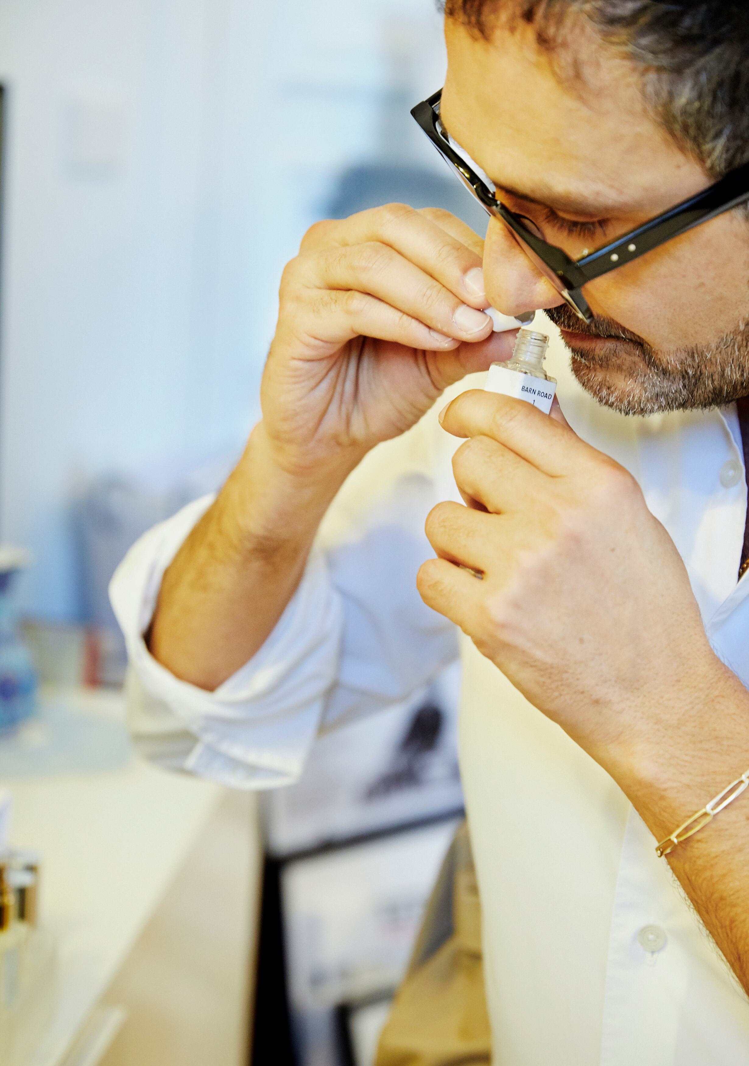 El perfumista entrena su olfato. 