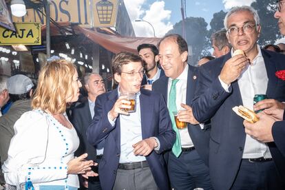 
El alcalde José Luis Martínez Almeida almuerza en la carpa del PP de la feria de San Isidro. 
