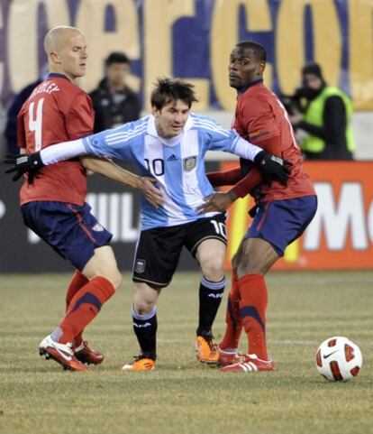 Michael Bradley y Maurice Edu intentan parar a Leo Messi en el amistoso entre Argentina y EE UU jugado en Nueva Jersey.