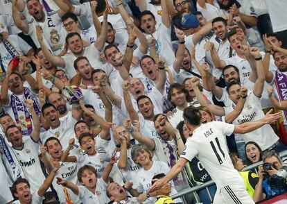 El jugador del Real Madrid, Gareth Bale, celebra su gol con la afición.