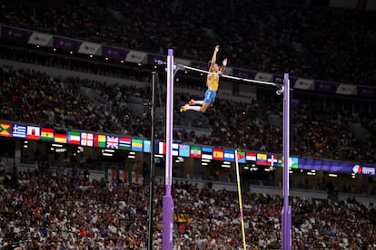 Momento del salto de Armand Duplantis.