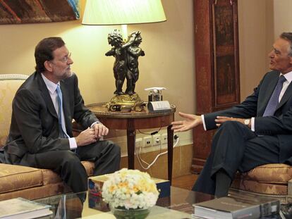 Mariano Rajoy conversa con el presidente de Portugal, Aníbal Cavaco Silva, en Lisboa.
