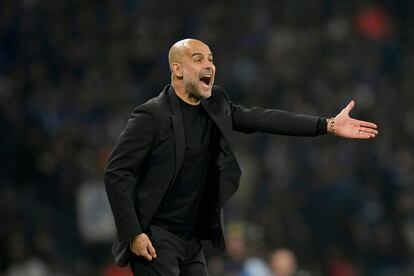 El entrenador del Manchester City, Pep Guardiola, gesticula durante el partido.