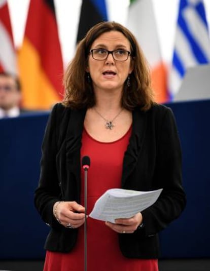 La Comisaria de Comercio de la UE, Cecilia Malmstrom, interviene en el debate sobre las medidas arancelarias aprobadas por EE UU, este miércoles.