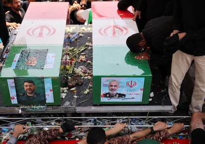 Ciudadanos iraníes participan en la procesión fúnebre de comandantes militares, científicos nucleares y otras víctimas de los ataques israelíes, por el centro de Teherán, este sábado.