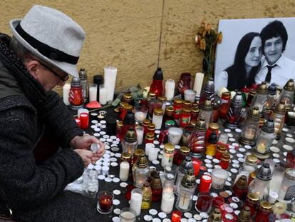 Un hombre enciende una vela en homenaje al periodista eslovaco Jan Kuciak este martes en Bratislava.