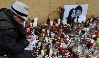 Un hombre enciende una vela en homenaje al periodista eslovaco Jan Kuciak este martes en Bratislava.