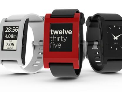 El reloj Pebble en varios colores.