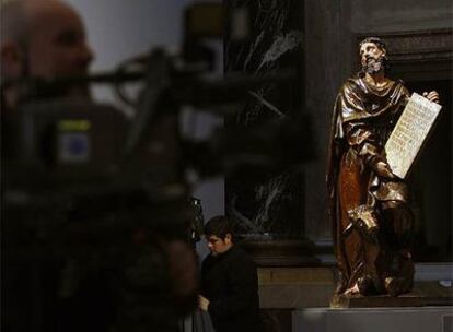 Un operador graba el <i>Evangelista San Lucas</i> de Giraldo de Merlo (1615-1619), en la capilla del Palacio Real.