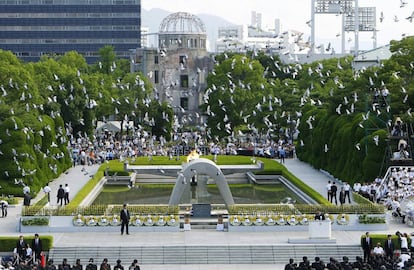 Las palomas vuelan sobre el Parque Memorial de la Paz en Hiroshima , Japón.