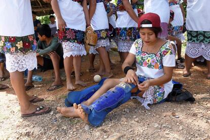 Uma jogadora do <i> Las Diablillas de Hondzonot </i> se aquece antes do jogo de softball, no município de Tulum.