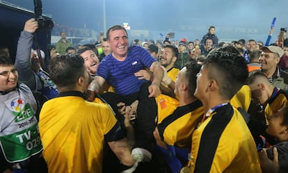 Hagi es levantado por sus jugadores.