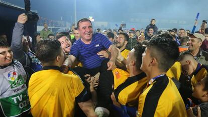 Hagi es levantado por sus jugadores.