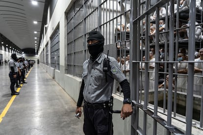 En el interior del Cecot hay ocho módulos con un número indeterminado de presos que las autoridades se niegan a precisar. La capacidad es de 40.000 personas. En la imagen, agentes vigilan las celdas de la prisión.