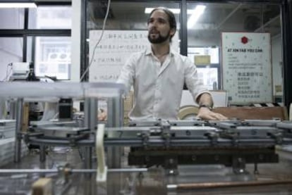 El ingeniero español Eduardo Alarcón frente a la maqueta del proyecto de transporte continuo que están desarrollando para el aeropuerto de Shanghái en Xinchejian.