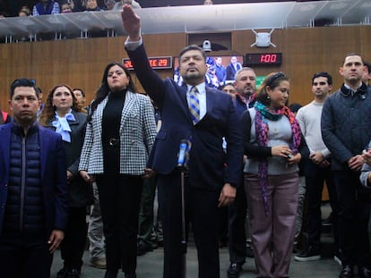 Luis Enrique Orozco toma posesión como Gobernador Interino de Nuevo León, el 29 de noviembre.