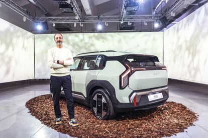 Creador y criatura: Karim Habib posa al lado de su última obra para KIA, el SUV compacto EV3.