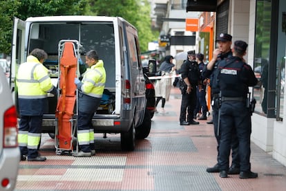 Empleados de los servicios fúnebres y miembros de la Ertzaintza en el apartahotel de Vitoria en el se que investiga la muerte de una mujer, este domingo.