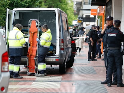 Empleados de los servicios fúnebres y miembros de la Ertzaintza en el apartahotel de Vitoria en el que se investiga la muerte de una mujer, este domingo.