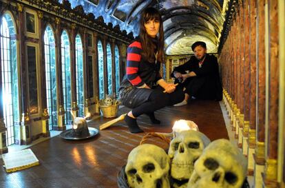 Juliana Laffitte y Manuel Mendanha, en su réplica del Salón de los Espejos de Versalles.