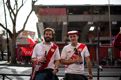 Dos aficionados durante la previa al partido, en los bares cercanos al estadio de Vallecas, este domingo 19 de febrero.