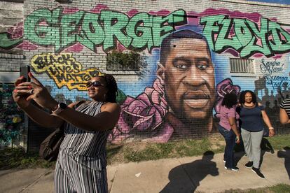 Mural en recuerdo de George Floyd, asesinado por un policía el año pasado, en una calle de Minneapolis.