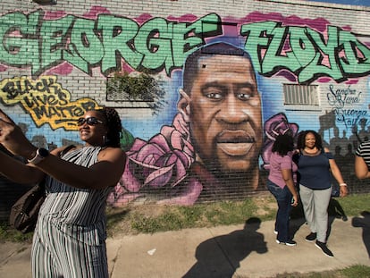 Mural en recuerdo de George Floyd, asesinado por un policía el año pasado, en una calle de Minneapolis.