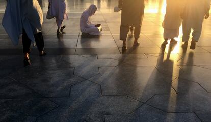 Un hombre lee el Corán en el exteior de la mezquita del Profeta, en Medina (Arabia Saudí).