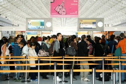 Cola de pasajeros ante los controles de seguridad del aeropuerto de París Charles de Gaulle.