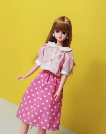 @archivobarbie. Coleccionista de España.Número de muñecas: alrededor de 480.Tipo de coleccionista: compradas en caja y fuera de caja.Artículos de la colección: Barbie + Skipper (hermana pequeña de Barbie).Foco de la colección: Barbie Takara (Japón) + Skipper con “head mold” (molde) de 1987.Primera Barbie de su colección: Barbie Tropical., 1986.