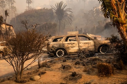 Los restos de un coche carbonizado en un barrio destruido por el incendio forestal de Palisades.