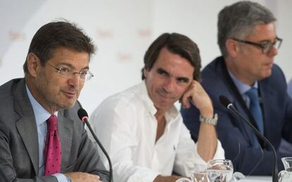 Elexpresidente del Gobierno Jos&eacute; Mar&iacute;a Aznar junto al ministro de Justicia, Rafael Catal&aacute;, en el campus FAES. 