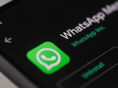 Un teléfono móvil con la aplicación de Whatsapp.