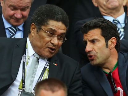 Eusebio y Figo en el partido de Portugal contra la República Checa.