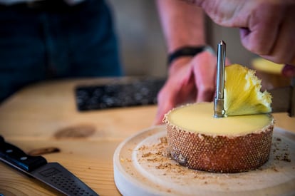 Al partir, un queso y una flor. / AINHOA GOMÀ