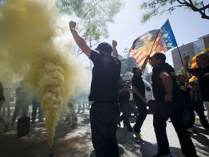 Taxistes protestant contra Uber a la Ciutat de la Justícia.