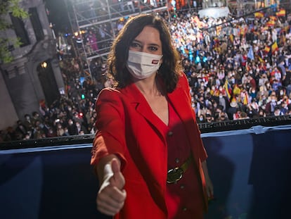 Isabel Díaz Ayuso posa anoche en el balcón de la sede del PP.