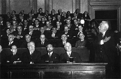 Manuel Azaña, segundo por la izquierda (abajo), en el Congreso de los Diputados, el 14 de julio de 1931.
