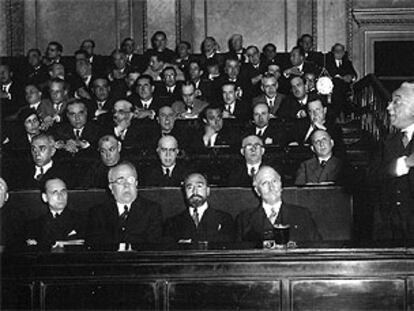 Manuel Azaña, segundo por la izquierda (abajo), en el Congreso de los Diputados, el 14 de julio de 1931.