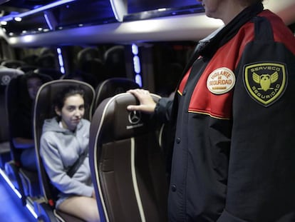 Un microbús acerca de madrugada a mujeres hasta sus casas en las fiestas de Santurtzi (Bizkaia).