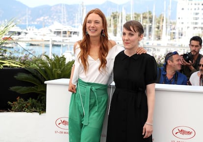 La actriz Laetitia Dosch (i) y la directora Leonor Serraille en el 'photocall' de 'Jeune Femme' en el Festival de Cannes.