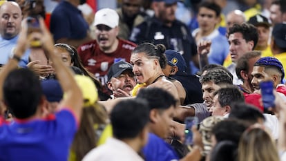 Darwin Núñez (centro) pelea en la grada con aficionados tras perder la semifinal de la Copa América contra Colombia en Charlotte.