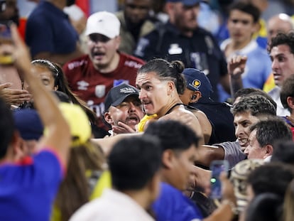 Darwin Núñez (centro) pelea en la grada con aficionados tras perder la semifinal de la Copa América contra Colombia en Charlotte.