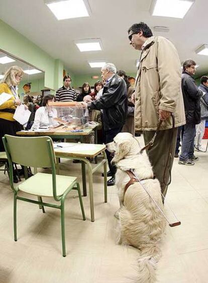 Ricardo Busto espera su turno para votar.